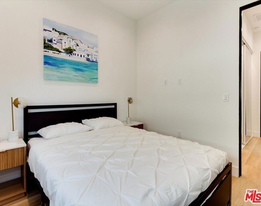 2815 1/2 S Redondo Boulevard - Photo Thumbnail 16