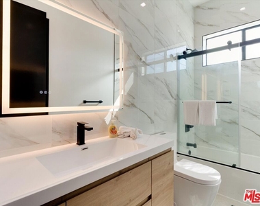 2815 1/2 S Redondo Boulevard - Photo Thumbnail 19