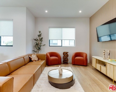 2815 1/2 S Redondo Boulevard - Photo Thumbnail 7