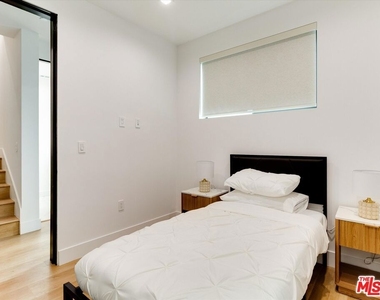 2815 1/2 S Redondo Boulevard - Photo Thumbnail 3