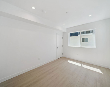 5655 Case Avenue - Photo Thumbnail 15