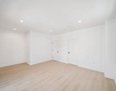5655 Case Avenue - Photo Thumbnail 10