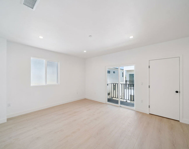 5655 Case Avenue - Photo Thumbnail 9