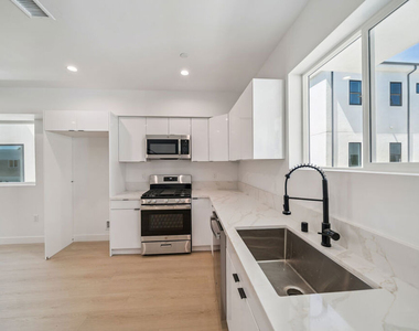5655 Case Avenue - Photo Thumbnail 3