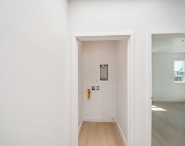 5655 Case Avenue - Photo Thumbnail 19