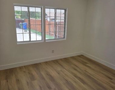 8519 Yolanda Avenue - Photo Thumbnail 7
