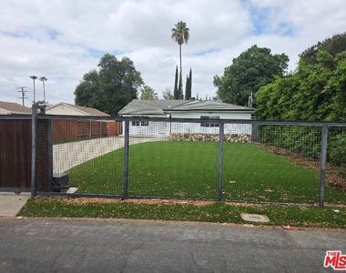 8519 Yolanda Avenue - Photo Thumbnail 18