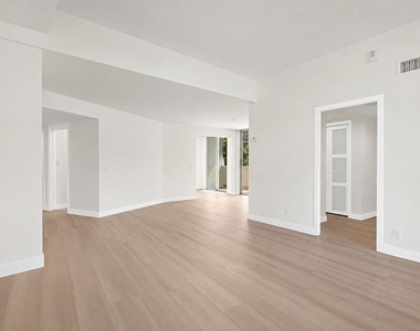 7250 Franklin Avenue - Photo Thumbnail 15