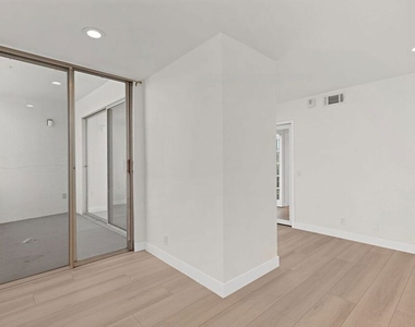 7250 Franklin Avenue - Photo Thumbnail 22