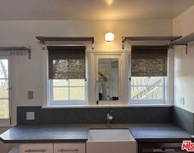 6910 Camrose Drive - Photo Thumbnail 11