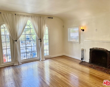 6910 Camrose Drive - Photo Thumbnail 5