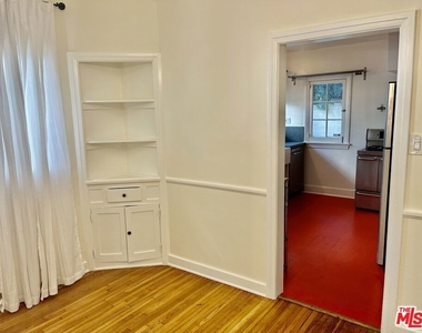 6910 Camrose Drive - Photo Thumbnail 9
