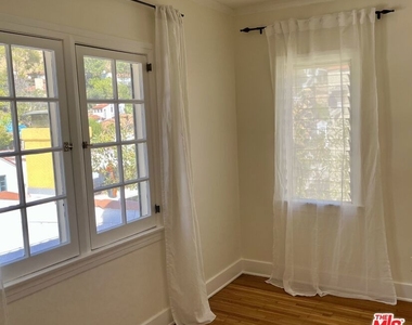 6910 Camrose Drive - Photo Thumbnail 21
