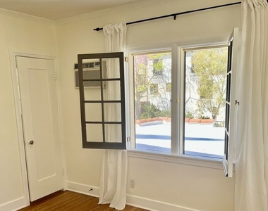 6910 Camrose Drive - Photo Thumbnail 20