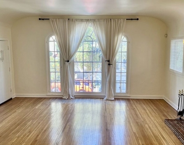 6910 Camrose Drive - Photo Thumbnail 7