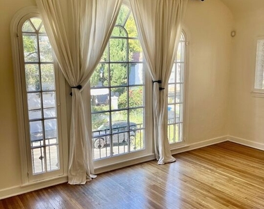 6910 Camrose Drive - Photo Thumbnail 4