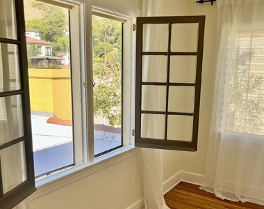 6910 Camrose Drive - Photo Thumbnail 19