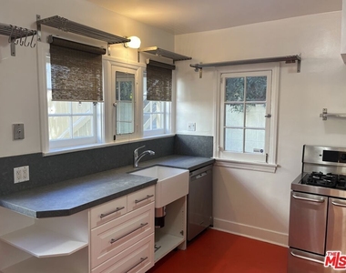 6910 Camrose Drive - Photo Thumbnail 12