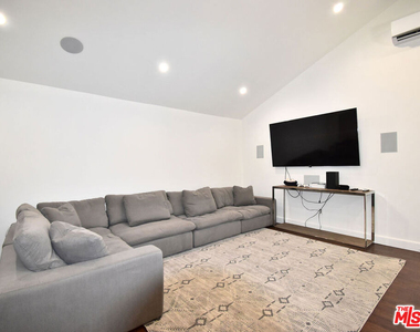 23005 Oxnard Street - Photo Thumbnail 14