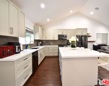 23005 Oxnard Street - Photo Thumbnail 7