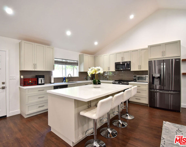 23005 Oxnard Street - Photo Thumbnail 9
