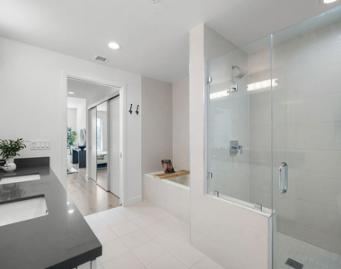 105 S Mariposa Avenue - Photo Thumbnail 8
