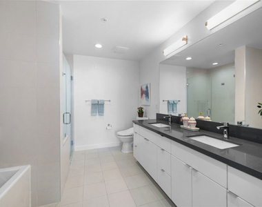 105 S Mariposa Avenue - Photo Thumbnail 6