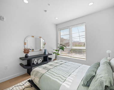 105 S Mariposa Avenue - Photo Thumbnail 10
