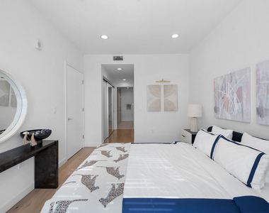105 S Mariposa Avenue - Photo Thumbnail 3