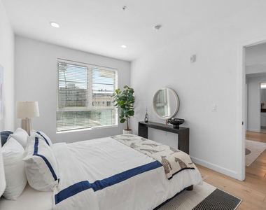 105 S Mariposa Avenue - Photo Thumbnail 1