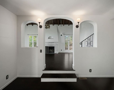 2101 Broadview Terrace - Photo Thumbnail 9