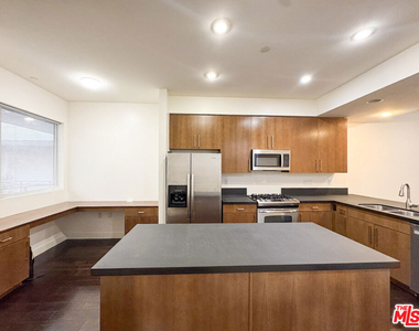 6001 Carlton Way - Photo Thumbnail 5