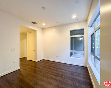 6001 Carlton Way - Photo Thumbnail 14