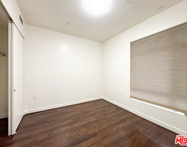6001 Carlton Way - Photo Thumbnail 24