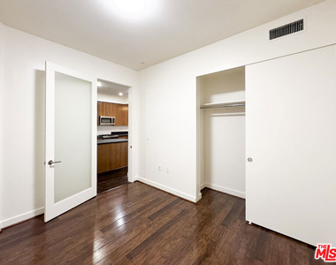 6001 Carlton Way - Photo Thumbnail 21
