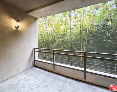 6001 Carlton Way - Photo Thumbnail 10