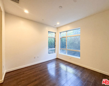 6001 Carlton Way - Photo Thumbnail 15