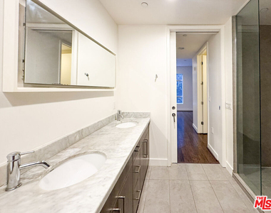 6001 Carlton Way - Photo Thumbnail 19