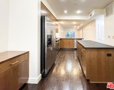 6001 Carlton Way - Photo Thumbnail 4