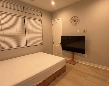 2543 Marine Avenue - Photo Thumbnail 9