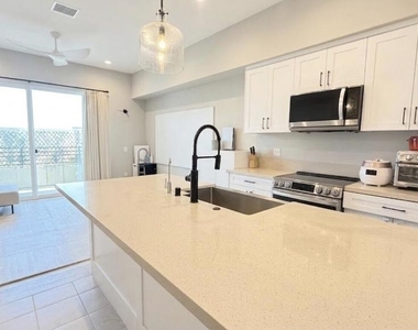 2543 Marine Avenue - Photo Thumbnail 3