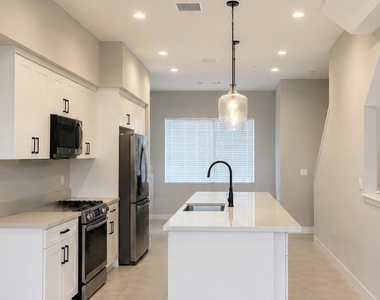 2543 Marine Avenue - Photo Thumbnail 12