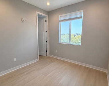 2543 Marine Avenue - Photo Thumbnail 7