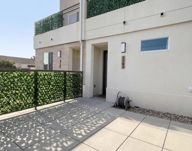 2543 Marine Avenue - Photo Thumbnail 2