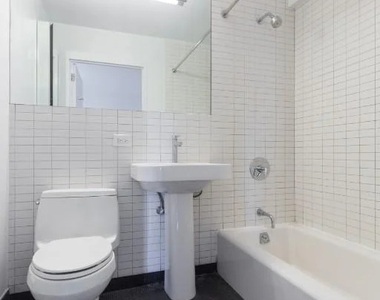 222 East 39th Street - Photo Thumbnail 2