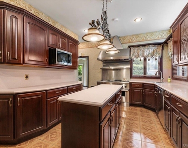 363 Oak Avenue - Photo Thumbnail 10
