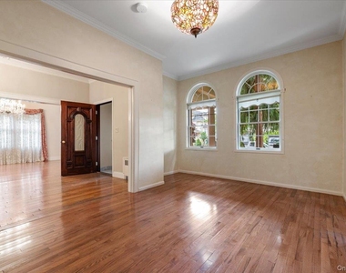 363 Oak Avenue - Photo Thumbnail 3