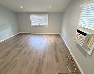 168 Walton Avenue - Photo Thumbnail 13