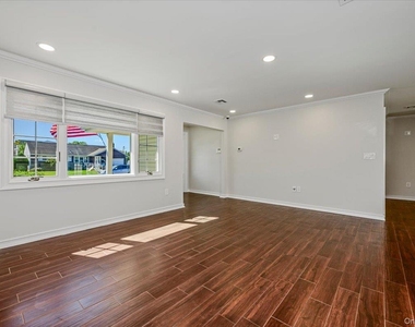 146 Saint Marks Place - Photo Thumbnail 2