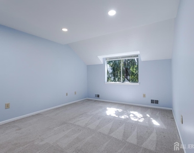 1050 Schmidt Lane - Photo Thumbnail 9